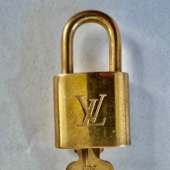 Louis Vuitton Lock & Key #305 - Picture 4 of 4